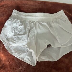 Lululemon Hotty Hot Low Rise Lined Short 2.5”